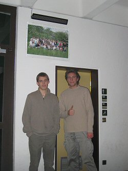 Robert und Daniel am Abend des 22. Januar 2005 nach Montage der einzelnen Komponenten.