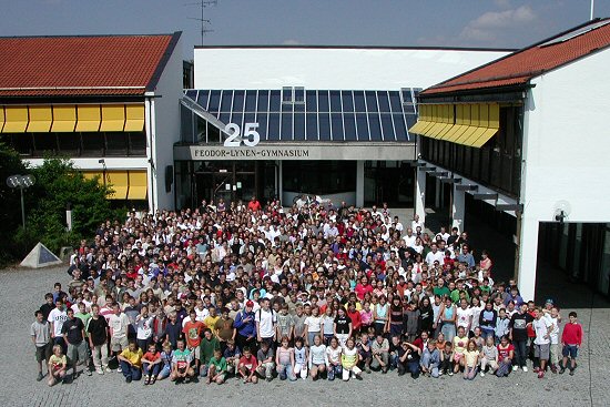 Schulfoto vom 26. Juni 2002 mit allen Klassen anl�sslich des 25-j�hrigen Jubil�ums.
